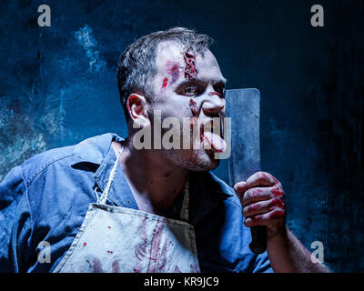 Bloody Halloween tema: crazy killer come macellaio con un coltello Foto Stock