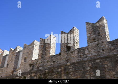 cittanova, mura cittadine, merli, mura difensive, monumenti storici, medioevo, segnaletica stradale, città Foto Stock