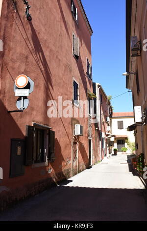 cittanova, mura cittadine, merli, mura difensive, monumenti storici, medioevo, segnaletica stradale, città Foto Stock