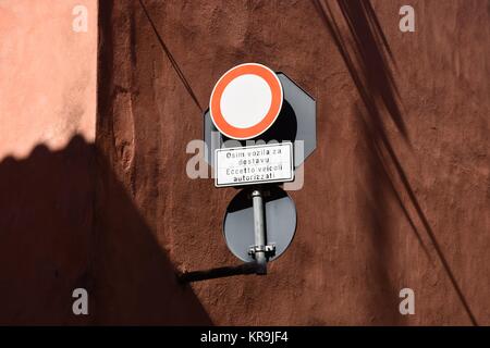 cittanova, mura cittadine, merli, mura difensive, monumenti storici, medioevo, segnaletica stradale, città Foto Stock