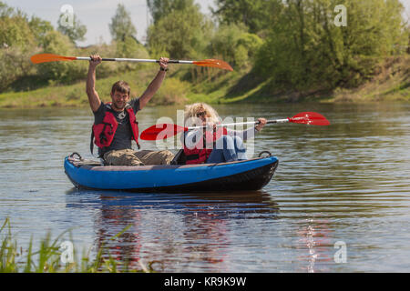 Famiglia giovane è il kayak sul fiume Foto Stock