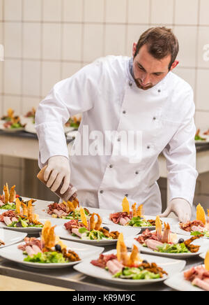 Lo Chef decorare piatto antipasto Foto Stock