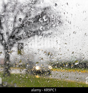 La guida sotto la pioggia Foto Stock