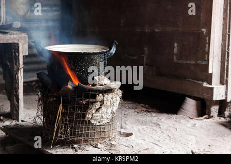 Cuocere con carbone di legna Foto Stock