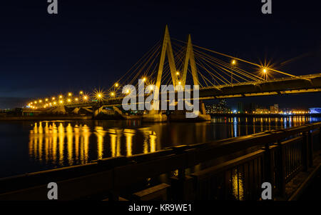 Paesaggio urbano in notturna del ponte che attraversa il fiume di Kazan Foto Stock