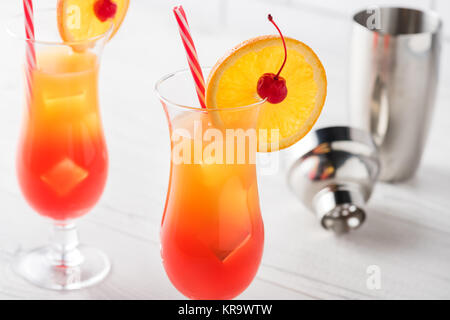 Fresche fatte in casa Tequila Sunrise cocktail Foto Stock