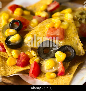 Cotta Nachos con formaggio e verdure Foto Stock