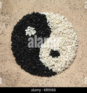 In bianco e nero di semi di sesamo in Yin e Yang forma Foto Stock