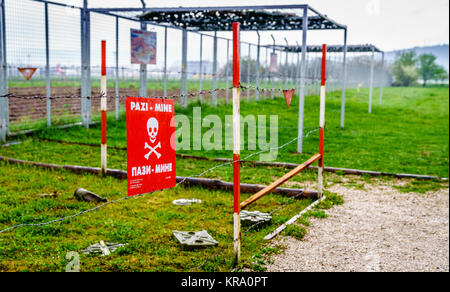 Vecchia miniera campo segno come un residuo dall'assedio a Sarajevo, Bosnia Foto Stock