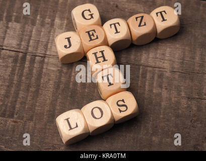 German start up concetto con le parole inizia ora su plinti in legno Foto Stock