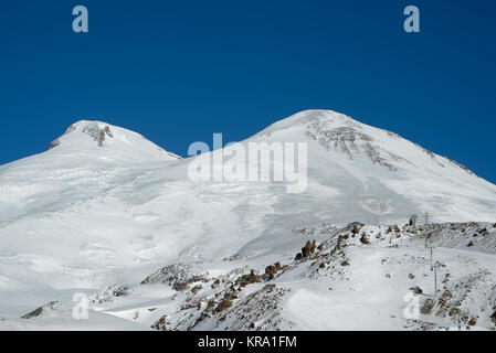 Doppio picco del Monte Elbrus nel tempo soleggiato Foto Stock