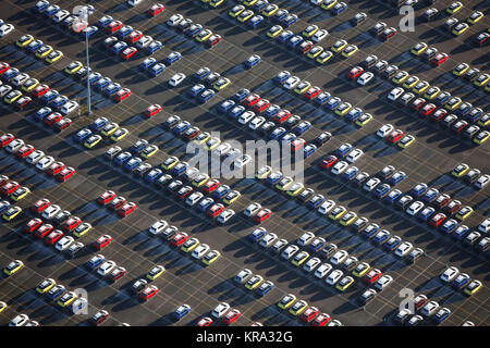 Una vista astratta di automobili parcheggiate Foto Stock