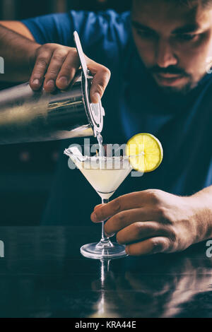 Barman rendendo cocktail Margarita Foto Stock