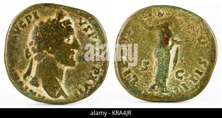 Antico bronzo romano sertertius medaglia dell'imperatore Antonino Pivs. Foto Stock
