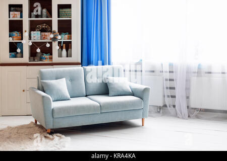 Divano blu in bianco e arredamento moderno con decorazioni di Natale Foto Stock
