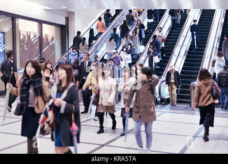 La gente sulla stazione ferroviaria di scale mobili di Osaka in Giappone Foto Stock