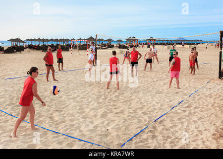 I turisti a giocare a beach volley sulla spiaggia di Bikini, Santa Maria, Isola di Sal, Salina, Capo Verde, Africa Foto Stock