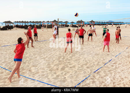 I turisti a giocare a beach volley sulla spiaggia di Bikini, Santa Maria, Isola di Sal, Salina, Capo Verde, Africa Foto Stock
