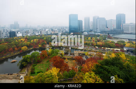 Il parco del Castello di Osaka Chuo-ku financial district skyline della città vista aerea con battelli turistici e Gokurakubashi ponte sul fosso interno canal in una nebbiosa au Foto Stock