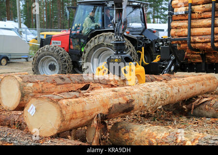 JAMSA, Finlandia - 30 agosto 2014: Kesla dimostra la Kesla ProG 25 legname di benna mordente al cliente non identificato a FinnMETKO 2014. Foto Stock