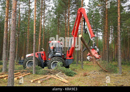 JAMSA, Finlandia - 30 agosto 2014: Nisula N5 Trincia forestale è un assottigliamento pineta in una demo di lavoro da Nisula in FinnMETKO 2014. Foto Stock