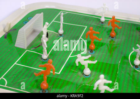 Calcio da tavolo in cui i giocatori giocattolo montata su molle. Un poco noto variante del gioco. Un frammento del campo di gioco vicino al cancello con goalk Foto Stock