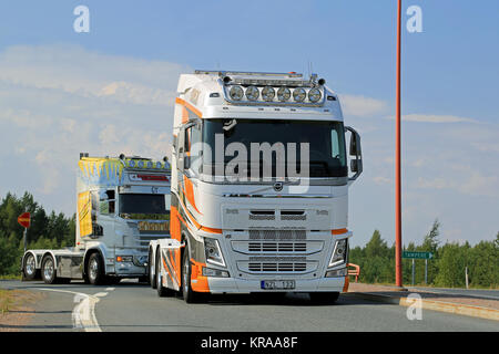 LEMPAALA, Finlandia - 7 agosto 2014: svedese mostra carrello Volvo FH XXL di Andreas arriva a Lempaala come parte del convoglio di camion che all'alimentazione carrello Visualizza 201 Foto Stock