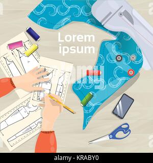 Designer di moda tavola di lavorazione alto angolo di visione concetto Workplace mani abbozzi di disegno di vestiti sulla scrivania Illustrazione Vettoriale