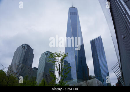 La città di New York, Stati Uniti d'America - 01 May 2016: la quasi finito di One World Trade Center e il memoriale in con cielo blu su , 2013 Foto Stock