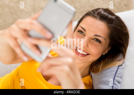 Donna felice texting Foto Stock