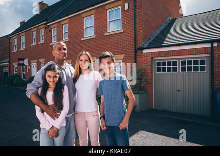 La famiglia felice all'aperto Foto Stock