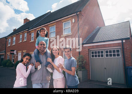 La famiglia felice all'aperto Foto Stock