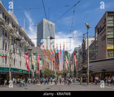 Melbourne, Australia - 16 dicembre 2017: Bourke Street decorato per il Natale Foto Stock