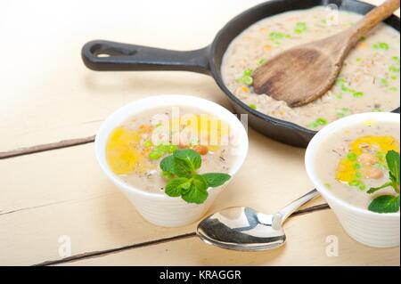 Sostanziosa del Medio Oriente e ceci Zuppa di orzo Foto Stock