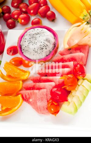 Piastra mista di fresco frutta a fette Foto Stock