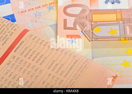 Close-up giornale con delle banconote in euro Foto Stock