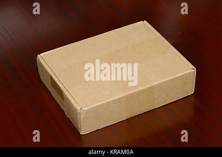 Scatola di cartone sulla scrivania Foto Stock