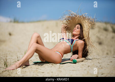 Donna con un bikini sulla sabbia Foto Stock