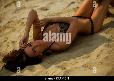 Donna con un bikini sulla sabbia Foto Stock