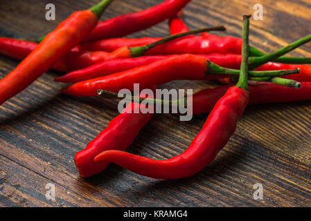 Thai Bird's Eye Chilis su un vecchio tavolo in legno Foto Stock