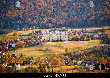 Sunny ottobre giorno nel villaggio di montagna. Autunno in Polonia Foto Stock