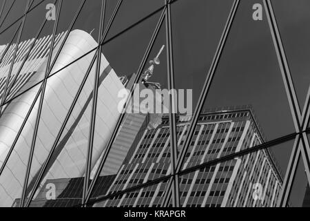 Mirroring di edifici per uffici (bianco e nero) Foto Stock