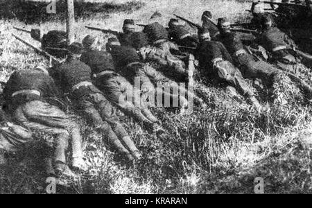 La guerra mondiale una fotografia - WWI belga truppe formano una linea di cottura vicino a Tirlemont, in Belgio nel 1914 - da una rivista fotografia del tempo Foto Stock