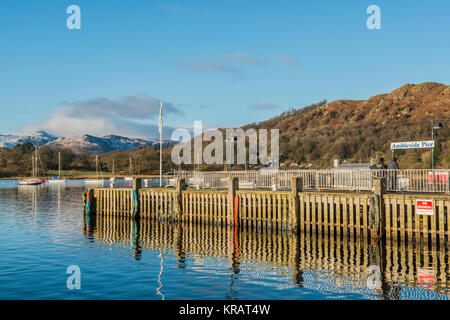 Il molo al Waterhead, Ambleside, Lake District in inverno Foto Stock