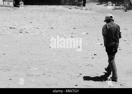 Triste bambino in Petra - 20/05/2017 - Giordania / Amman - Sguardi Aridi da Ali Raffaele Mataró girato nel maggio 2017 - disperato destino dei bambini del deserto Foto Stock