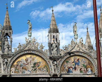 Venezia - La Basilica di San Marco. Mosaico dalla facciata superiore Foto Stock