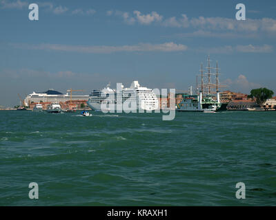 Venezia - edifici lungo il Canale della Giudecca Foto Stock