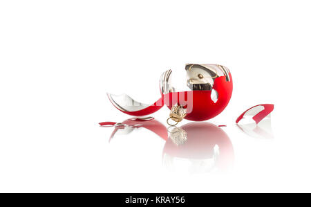 Natale. Rosso rotto palla di Natale isolato su bianco. Foto Stock