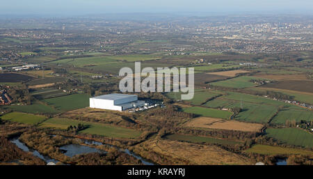 Vista aerea del gigante Newcold cold storage & Leeds in background, REGNO UNITO Foto Stock
