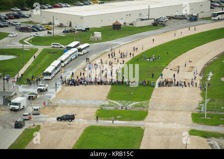 Premere e valutazione guardare al di fuori del perimetro della piazzola di lancio 39a come lo space shuttle Atlantis è rivelato durante la rotazione la struttura di servizio (RSS) è sottoposta a rollback giovedì 7 luglio 2011 presso la NASA Kennedy Space Center di Cape Canaveral, in Florida, Atlantis è impostato per il decollo venerdì 8 luglio sul volo finale del programma shuttle STS-135, un 12-giorno missione alla stazione spaziale internazionale. Photo credit: (NASA/Bill Ingalls) Premere e gli ospiti su STS-135 sito di lancio Foto Stock